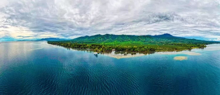 Walindi Resort with the Oceania liveaboard, Kimbe Bay, Papua New Guinea. Photo by Tim Rock (doubleblueimages.com)